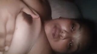 Tocando coño peludo y chupando mis tetas calientes