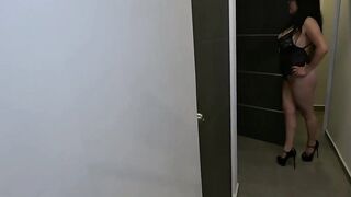 PAR DE ZORRAS SEDUCEN A UN "CHICO BUENO" QUE LLAMA A LA PUERTA CON SUS LIBROS.