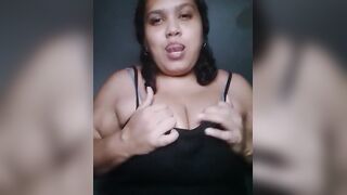 Mostrando mis tetas ricas parte 1