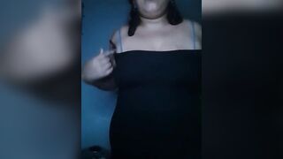 Mostrando mis tetas ricas parte 1