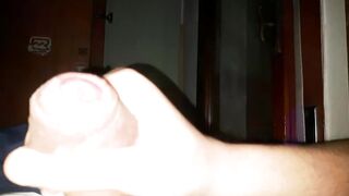 Mi masturbo mentre guardo una troia che fa schizzare latte dai capezzoli