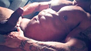 MASSIVE MUSCLE BRUTE WANKS HIS HUNG SHLONG