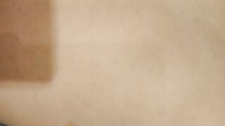 xxx filmy faceta fitness leżącego na łóżku