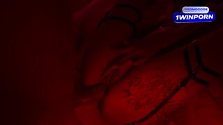 DOS LATINAS SOMETIDAS Y FOLLADAS EN CUARTO ROJO DE SADOMASOQUISMO