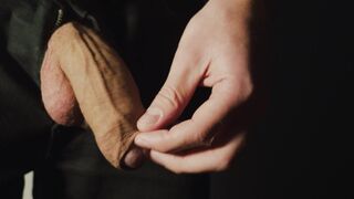 Leker lite med kuken