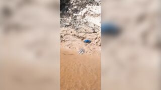 Mi hermanastra experimenta por primera vez la doble penetracion en el rio