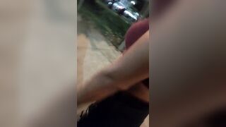 ¡Chica caliente en la calle después de la fiesta! No aguante ni three minutos cuando abrió las piernas.
