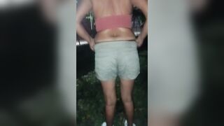 Cumpliendo apuesta afuera de la fiesta