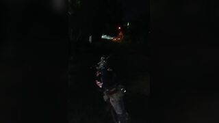 Cumpliendo apuesta afuera de la fiesta