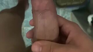 Парень писает и текёт