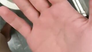 Парень писает и текёт