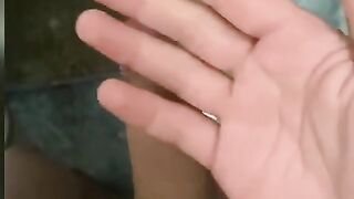 Парень писает и текёт