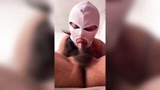 me dice que si se la chupo rico me da dinero