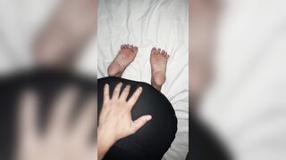 Viendo tv con mi cuñada caliente ella abrió las piernas para follarme con su delicioso coño