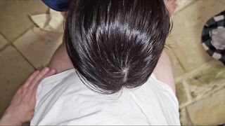 lo pompo come si deve e mi ripaga con una grossa sborrata sui capelli