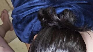 lo pompo come si deve e mi ripaga con una grossa sborrata sui capelli