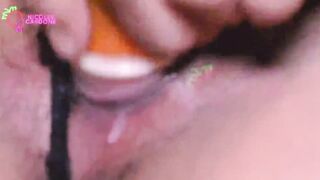 Soy una coneja comiendo zanahoria por mi panocha