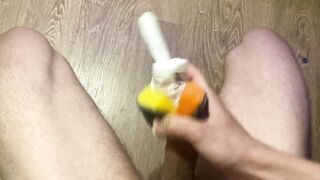 ГРОМКО СТОНЕТ и КОНЧАЕТ в КИСКУ из перчатки. Много спермы