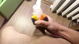 ГРОМКО СТОНЕТ и КОНЧАЕТ в КИСКУ из перчатки. Много спермы