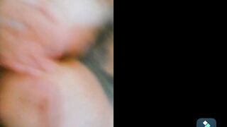 Ayudo a mi'migo a largar la lechita con mis tetas