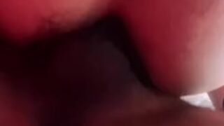 Me la cojo por el culo apretado piernas arriba y se los echo adentro 