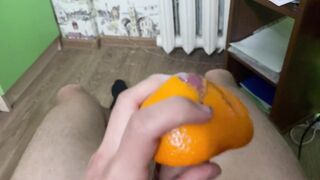 Порвал цитрус своим членом - Нежно потёр - Кончил в апельсин