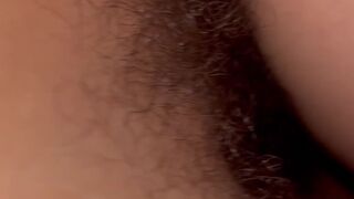 se descarga en mi culito para que me escurra