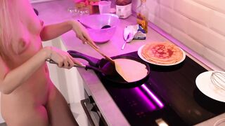 Элли Мур приготовила блины на завтрак незнакомцу из клуба, а сама на хуй села и блин съела