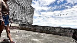 Vecina NALGONA me ayuda en casa, y le pago con SEXO.