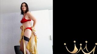 милфа на стуле зажигает в чулочках