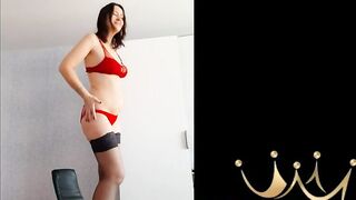 милфа на стуле зажигает в чулочках