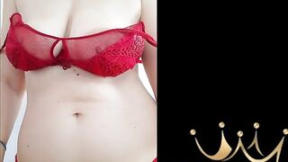 милфа на стуле зажигает в чулочках