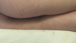 Киска течет от оргазма! Брюнетка мастурбирует, сжимая бедра. Реальный оргазм без рук