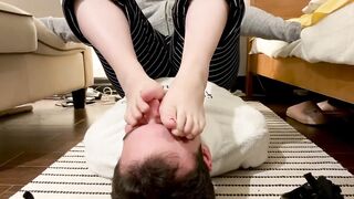 Girlfriend rubs her smelly feet on my face