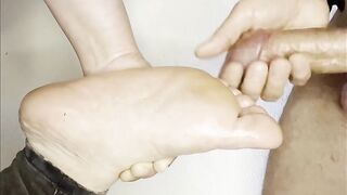 Large cum on oiled soles