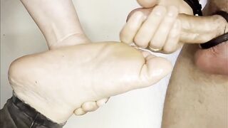 Large cum on oiled soles