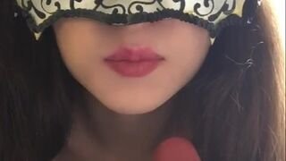 Тебе нравится что я сажусь анусом на твой языком? Девчонка дрочит пальцами свою жопу