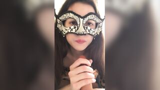 Тебе нравится что я сажусь анусом на твой языком? Девчонка дрочит пальцами свою жопу