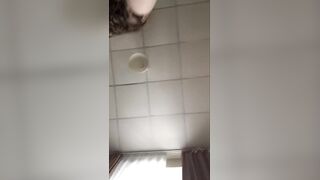 Тебе нравится что я сажусь анусом на твой языком? Девчонка дрочит пальцами свою жопу