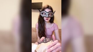 Обзор на кружевные Грязные трусики. Девушка надевает трусы с выделениями из письки