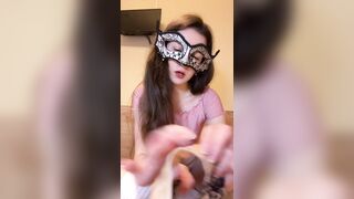 Обзор на кружевные Грязные трусики. Девушка надевает трусы с выделениями из письки