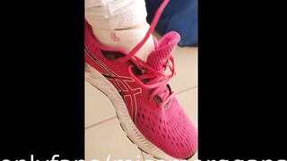 POST-GYM FEET SMELLING + WORSHIP