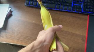 Сладко кончать в банан????????