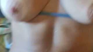 Mi tocco fino a squirtare, poi mi scopa forte e lo faccio venire sulle mie tette