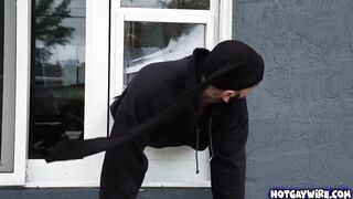 Thief got stuck in the window during the time that escaping - homosexual porn