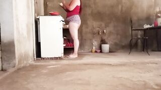 Acariciando y besando a mi vieja mientras hace el desayuno