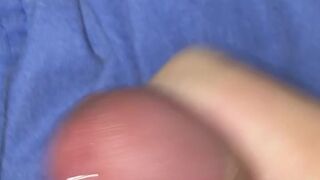 botando mi leche espesa en la cama