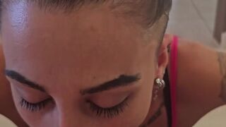 Pompino con tanta saliva sul divano