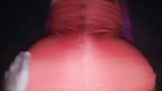 Le subo el vestido rojo y le doy de perrito con la pantaleta puesta