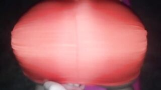 Le subo el vestido rojo y le doy de perrito con la pantaleta puesta